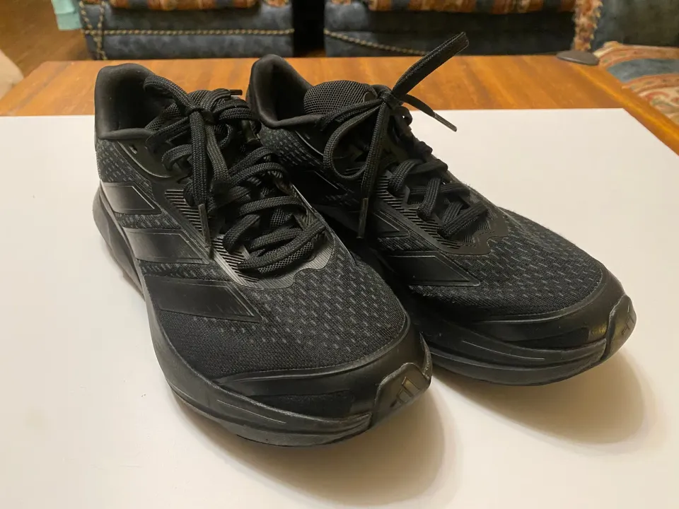 adidas — чёрные беговые, подошва Lightmotion — общий вид