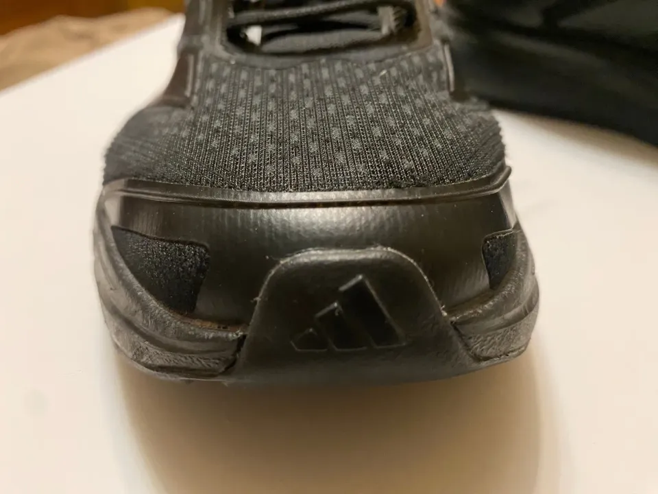 adidas — чёрные беговые, подошва Lightmotion — пятка
