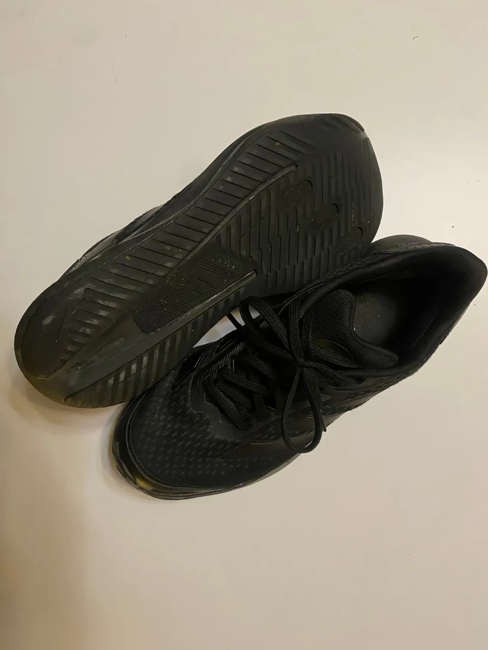 adidas — чёрные беговые, подошва Lightmotion — подошва