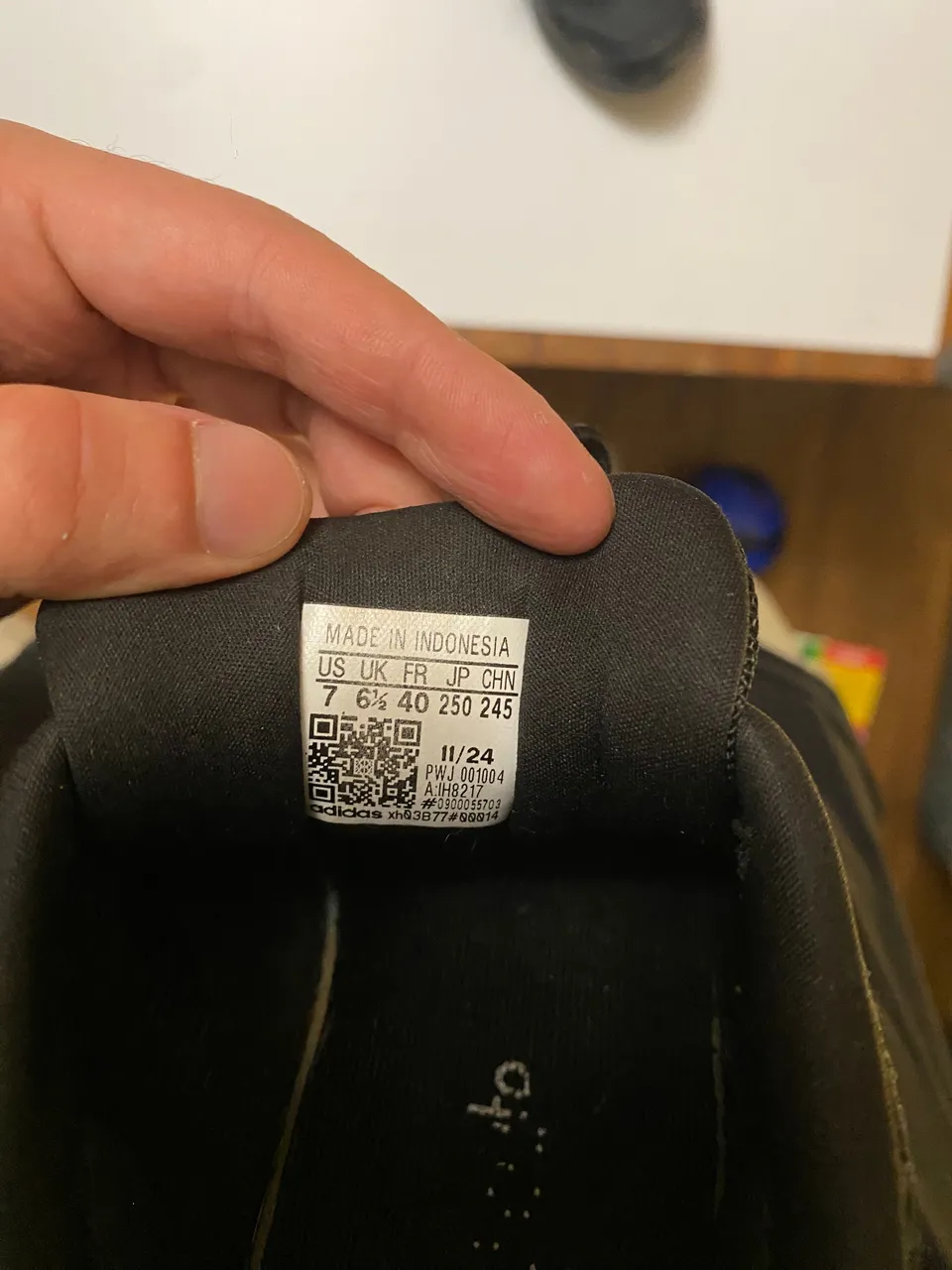 adidas — чёрные беговые, подошва Lightmotion — бирка