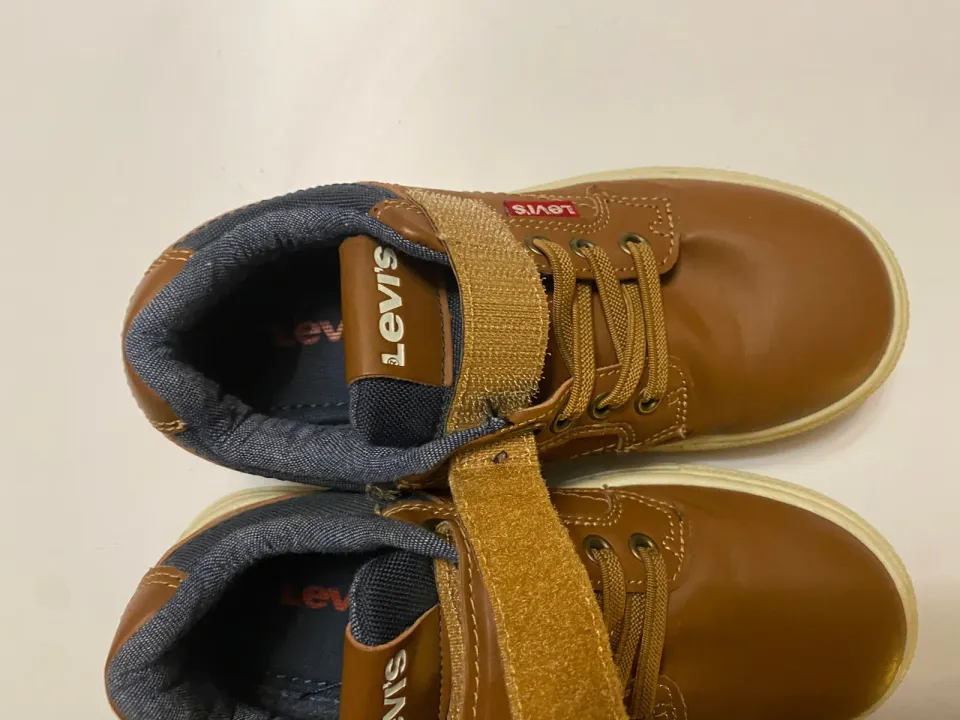 Levi's New Faino Low — детские кеды на липучке — деталь