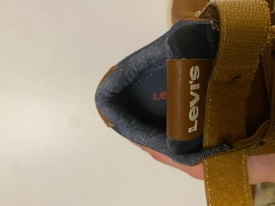Levi's New Faino Low — детские кеды на липучке — внутри