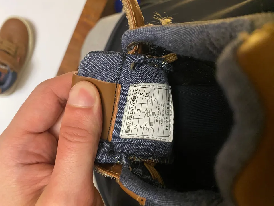 Levi's New Faino Low — детские кеды на липучке — бирка