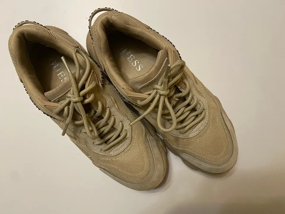 Guess — массивные кроссовки, песочный беж — сверху