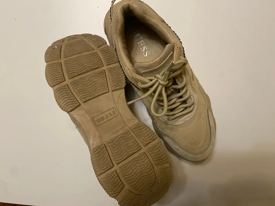 Guess — массивные кроссовки, песочный беж — подошва