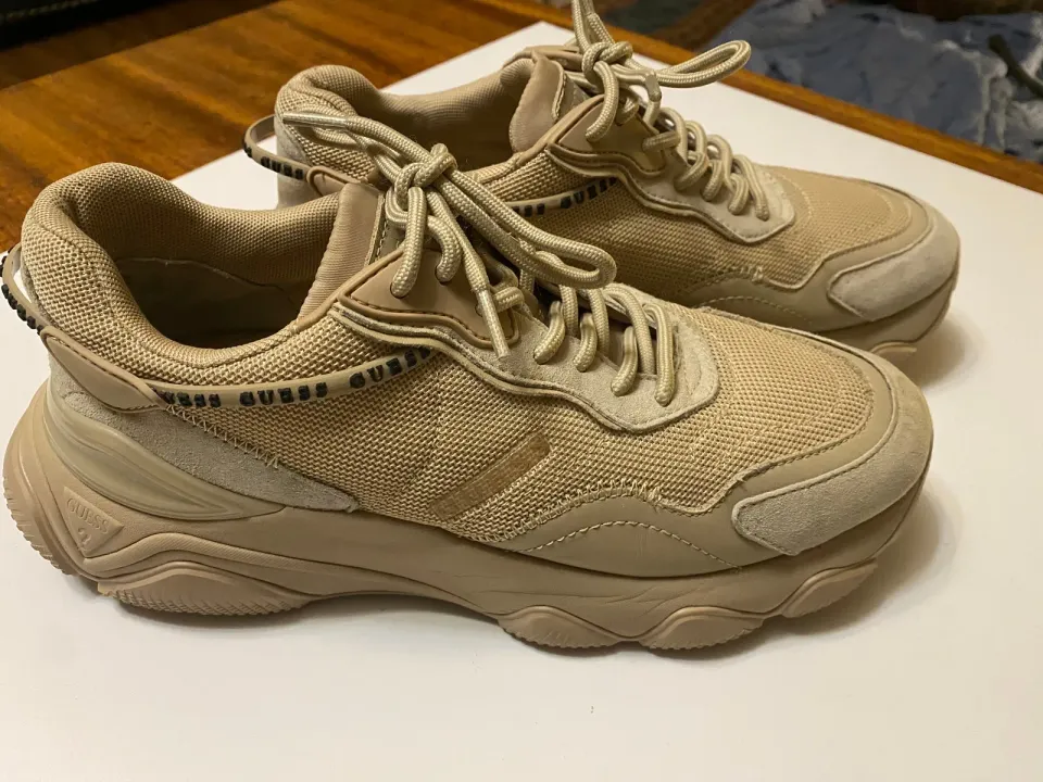 Guess — массивные кроссовки, песочный беж — сбоку